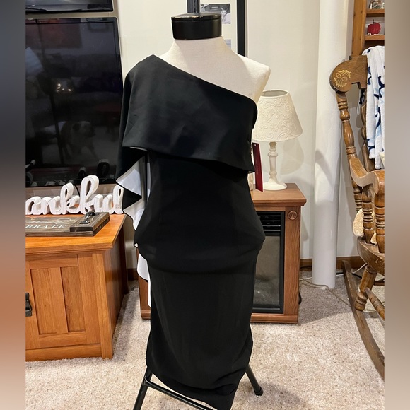 Carmen Marc Valvo Dresses & Skirts - NWT Carmen Marc Valvo dress